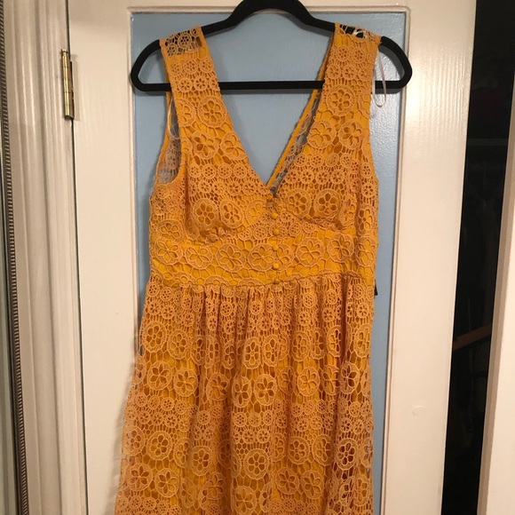 Yellow lace dress - Picture 2 of 3